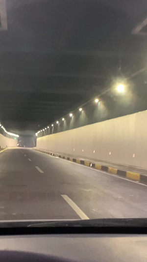 重庆过江隧道行车第一视角开车第一视角4秒视频