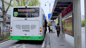 武汉城市公交扫描健康码乘车15秒视频