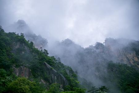 6K延时拍摄山峦间暴雨来袭前后云雨飘散全过程视频