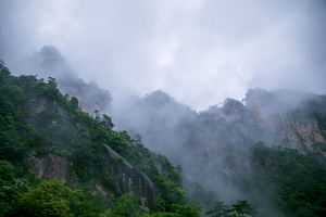 6K延时拍摄山峦间暴雨来袭前后云雨飘散全过程27秒视频