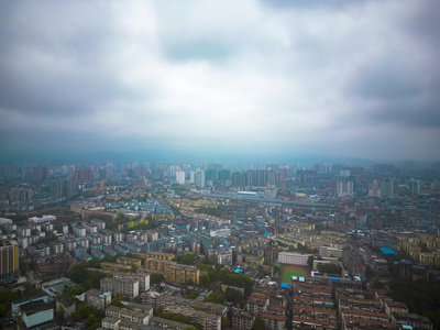 城市乌云迷雾暴雨来临航拍移动延时视频