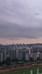 城市乌云来临暴雨前延时素材渝中区与江北区视频