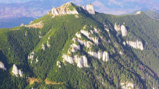 无人驾驶飞机、岩山夏季风景和山区山脉视频