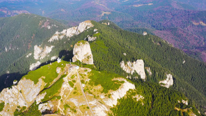 夏季岩山风景和美丽地貌30秒视频