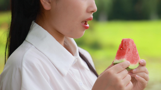 4K美女夏季吃西瓜视频素材视频