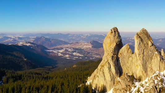 在山上飞近岩石。拉劳山的女士石头，拉劳顶部的空中冬季景观视频