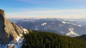 岩石山顶无人驾驶飞机在山上的冬季风景30秒视频