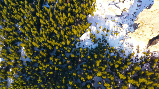 冬天无人机在空中拍摄拉劳顶部的冬季景观视频