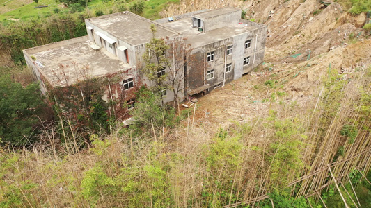 航拍都市闹市街道旁的钉子户小别墅视频