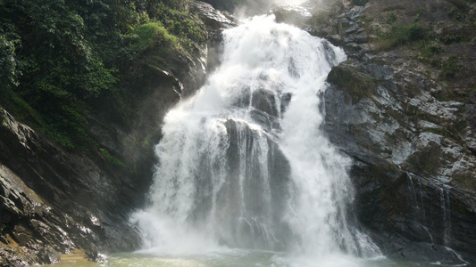 Karome 瀑布在泰国。瀑布流淌，落下巨大的黑色石头。热带森林花岗岩山上的瀑布。亚洲茂密的丛林。美丽的自然景视频