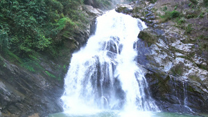 热带森林花岗岩山上的瀑布53秒视频