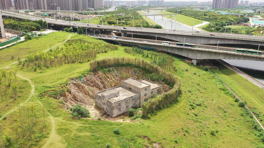 航拍都市闹市街道旁的钉子户小别墅视频