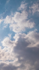 晴朗的天空下的蓝天白云大太阳好天气视频