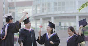 8K兴奋的毕业生身穿学士服即将毕业10秒视频