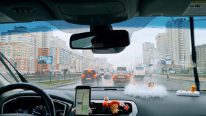 梅雨季节上下班高峰拥堵的城市车流16秒视频