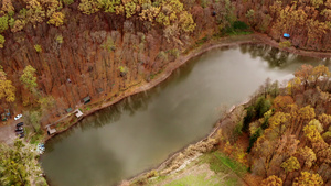 秋天森林和小湖的空中景象20秒视频