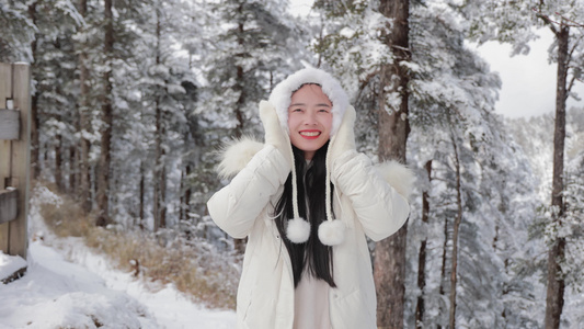 4K冬天女孩雪地玩耍嬉戏视频素材视频