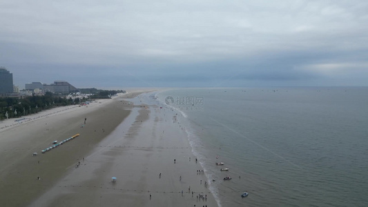 航拍大海沙滩海浪游客视频