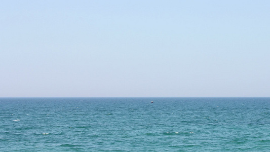 海面远处海上降落伞视频