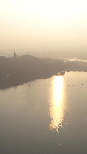 国家5A级风景区天目湖清晨薄雾航拍湖里山视频大景鸽子群95秒视频