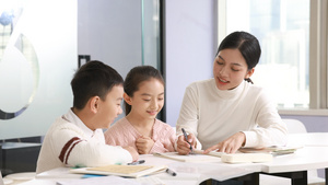 教师在给两名学生讲解题目14秒视频