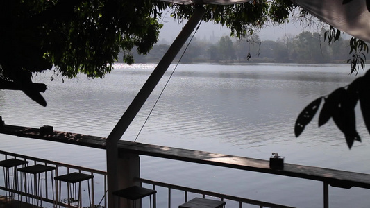 放松水池和自然周边咖啡馆视频