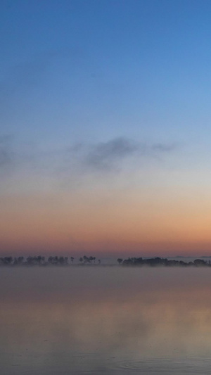 清晨鸭绿江上泛起的晨雾延时视频丹东鸭绿江国家风景名胜区14秒视频