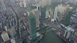 4K航拍城市金融街林立的高楼群和繁忙交通47秒视频