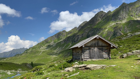 古老的谷仓 在湖边的Glachsee 在施蒂瑞安陶伦 -奥斯特里亚视频