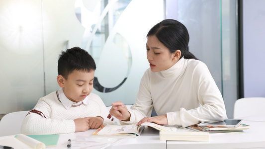 女教师在批评男同学视频