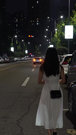 女孩下班走路过红路灯人行道下班后58秒视频