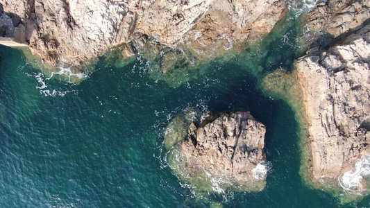 俯拍海浪拍打礁石视频
