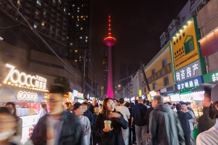 沈阳彩电塔夜市人群夜景延时视频