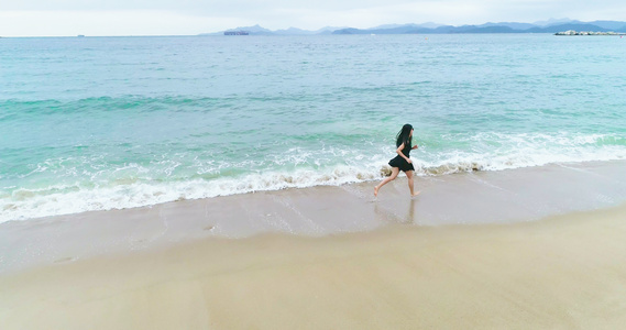 海边沙滩上奔跑的少女4k视频