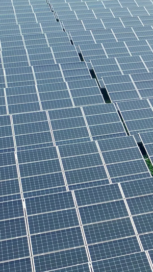 航拍太阳能发电站电池板整列视频素材绿色能源19秒视频