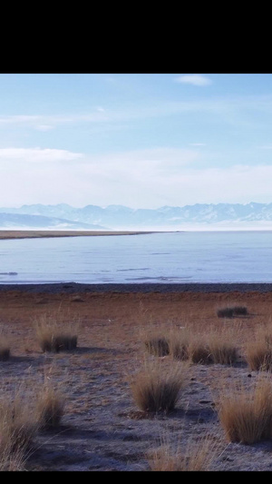 航拍赛里木湖冰面人物背影旅拍电影调色23秒视频