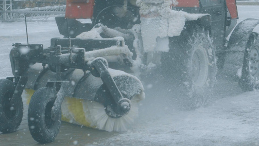 冬天暴风雪后忙碌的除雪车视频