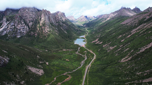 航拍四川川西旅游莲宝叶则景区高原山峰湖景4k素材视频