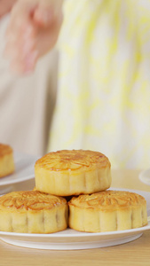 中秋团圆手拿月饼特写中秋节食物视频