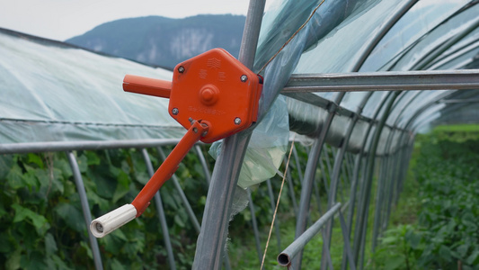 4K农业温室大棚薄膜卷帘机实拍视频视频