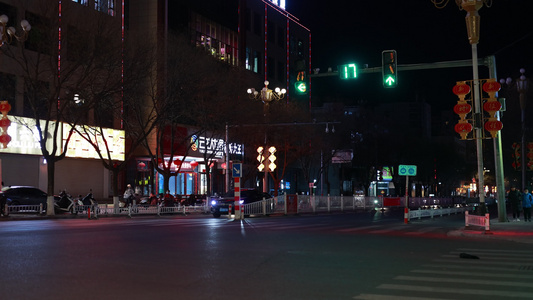 实拍夜景街道车流十字路口夜景视频