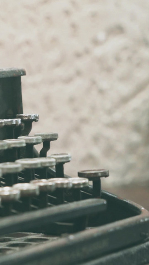 实拍老旧历史打字机焦点变化科技发展12秒视频