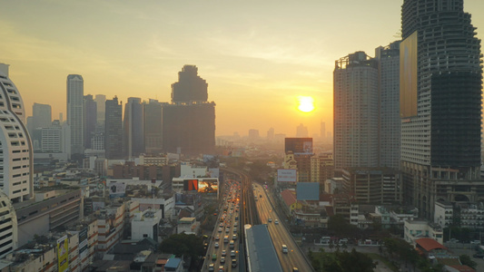 4K无人机航拍日出的泰国曼谷湄公河南城市中心建筑视频