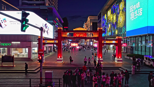 沈阳中街门牌人流夜景航拍视频