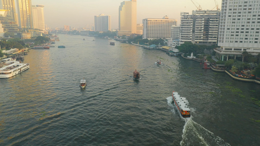 4K无人机航拍日出泰国曼谷湄公河南城市中心建筑河流船只视频