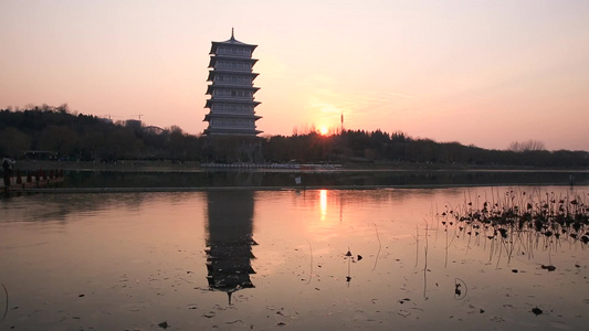 夕阳下的建筑视频