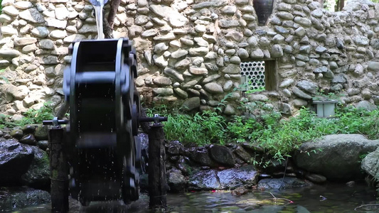 旧式的老式水轮或水磨机,池子里有流水视频