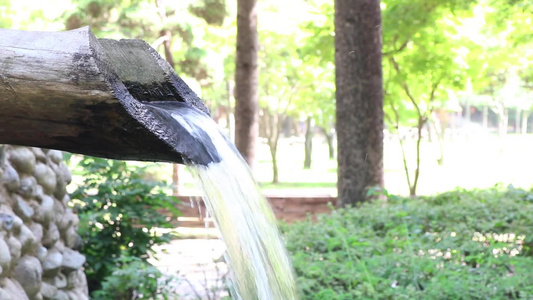 旧式的老式水轮或水磨机,池子里有流水视频