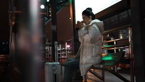 冬夜里女孩坐在公交站等车13秒视频