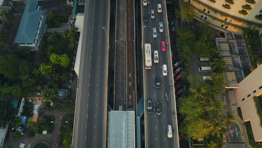 4K无人机航拍泰国曼谷湄公河南城市中心公路街道车流视频